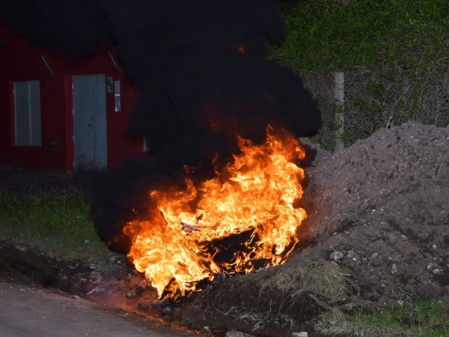 Villa Aurora: quemaron gomas para exigir mejoras en el barrio